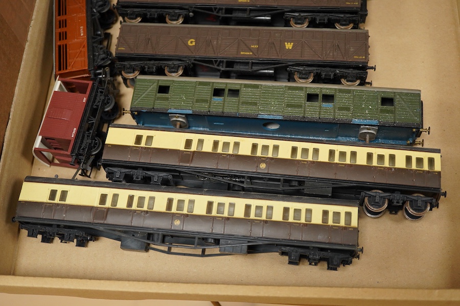 A quantity of 00 gauge model railway by Tri-ang, Mainline, Dapol, Bachmann, GMR, Hornby Dublo, etc. including; a Tri-ang American outline Davy Crockett train set (RS.37), nine steam and diesel locomotives, together with